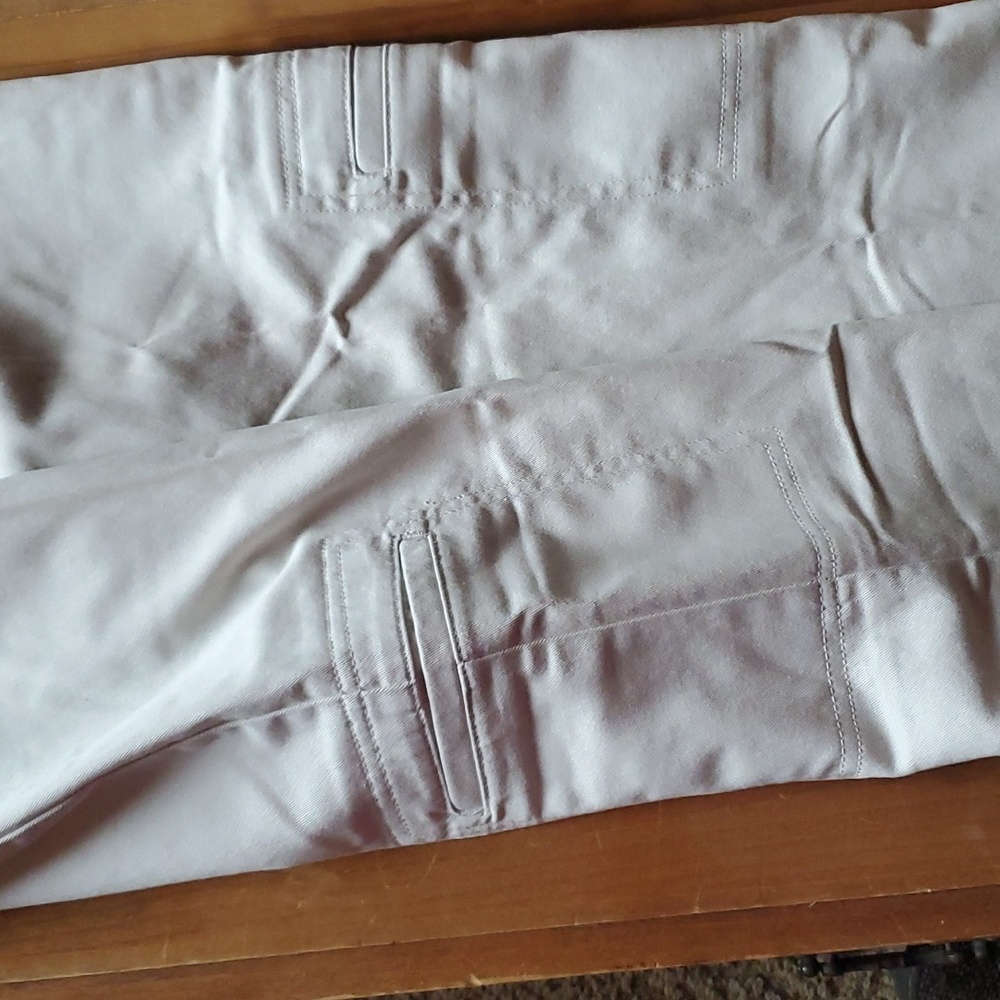 Size 4 Never worn Capri Off White